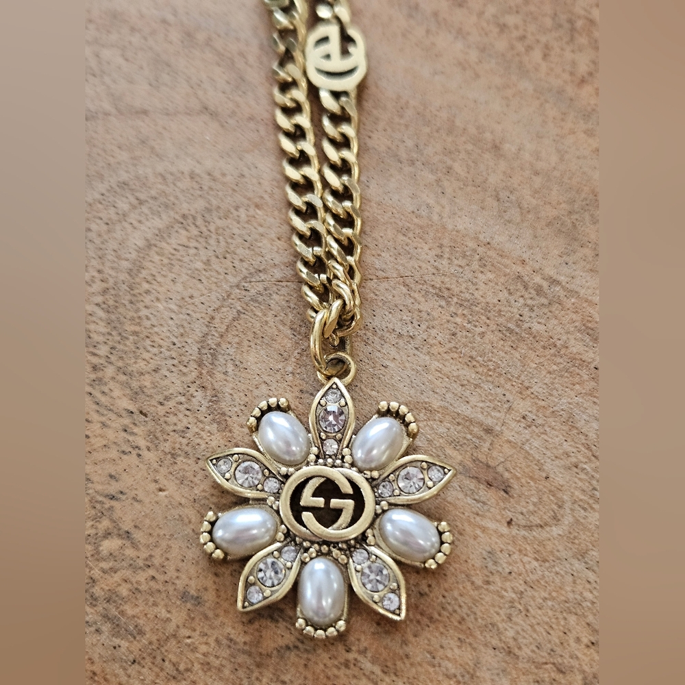 Gucci Gold Necklace with Floral Pendant - Picture 4 of 12